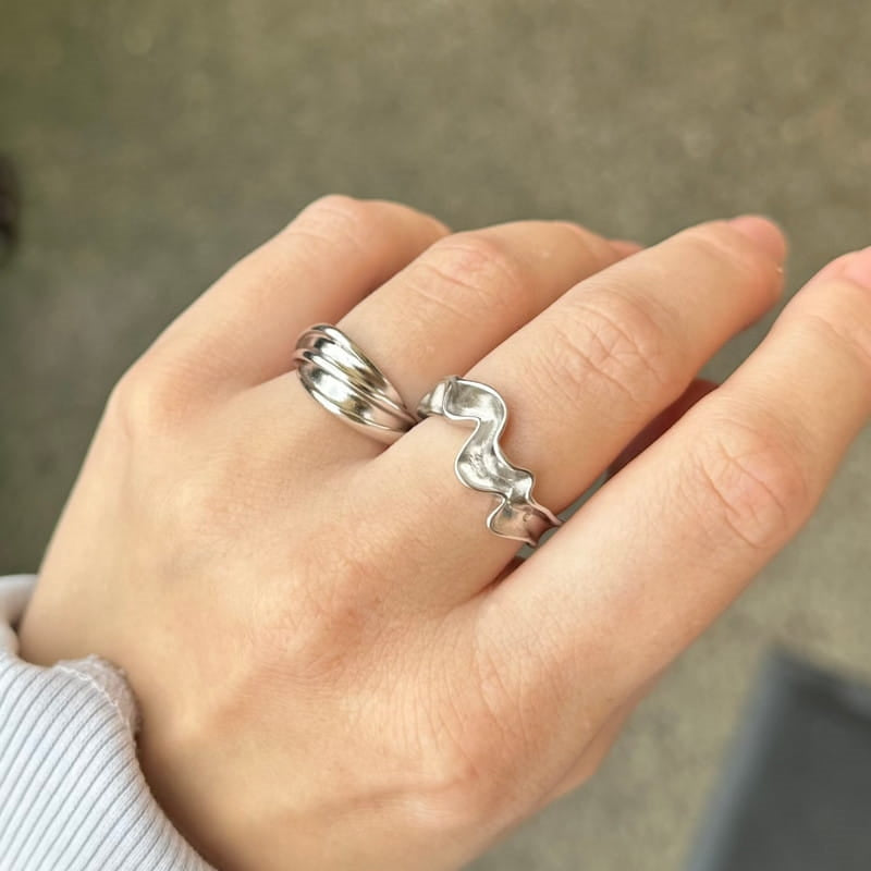 MerlePerle Sheela ring i sterlingsølv med twistet design – set fra siden