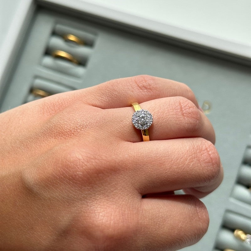 Aagaard forlovelsesring i guld med lab grown diamanter – set fra siden