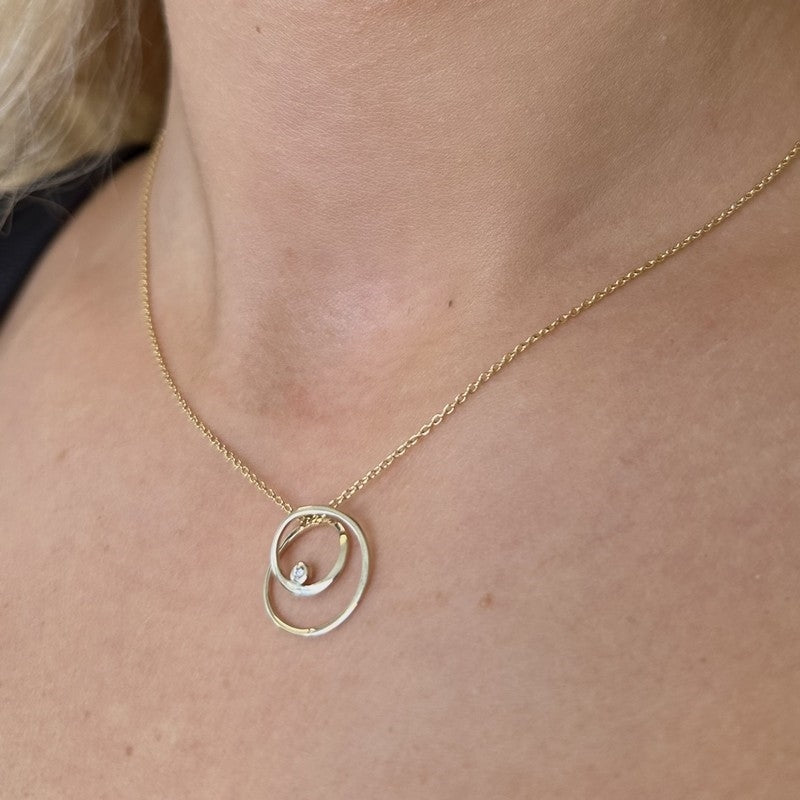 Siersbøl dobbelt cirkel vedhæng i 8 karat guld med zirkonia, set fra siden