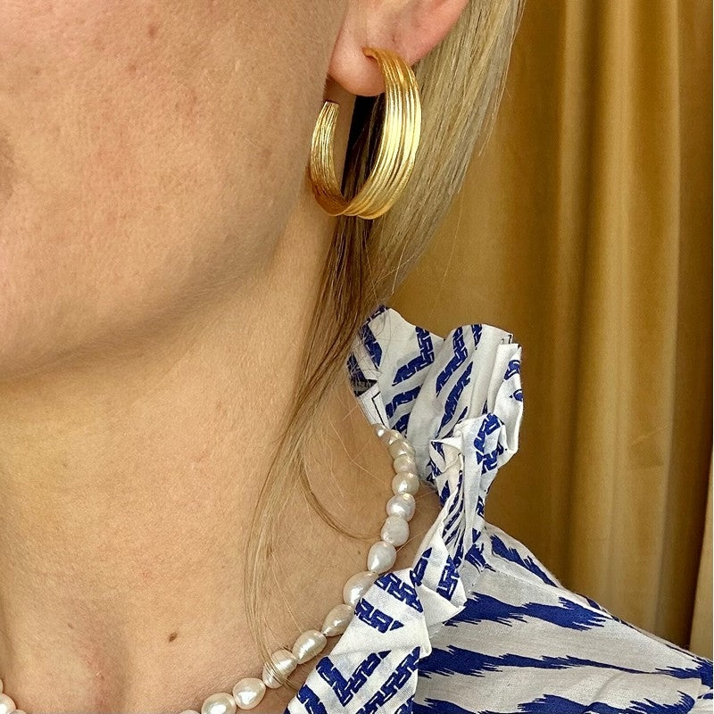 Pico Copenhagen Olive hoops i 24 karat forgyldt messing – nærbillede af detalje