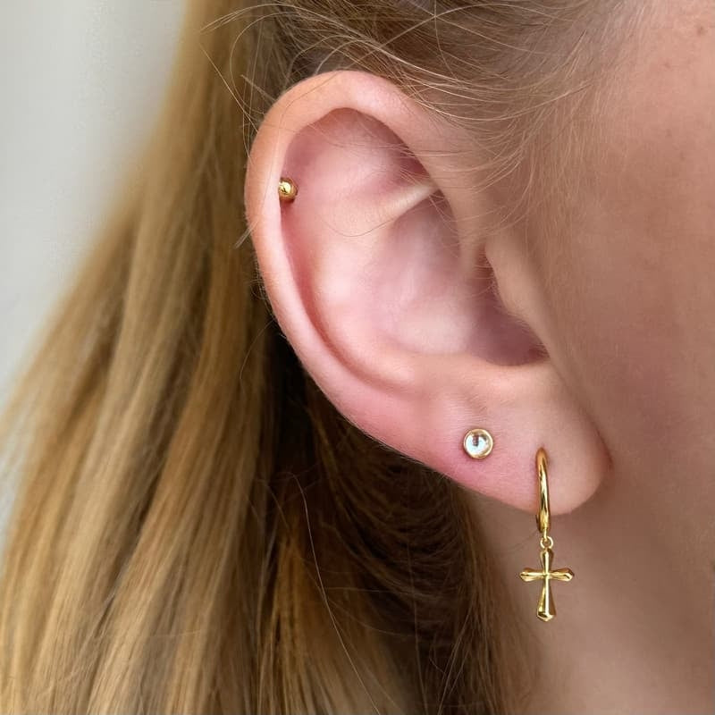 ByBirch Kaisa Hoops creoløreringe i forgyldt sølv med kors – set fra siden