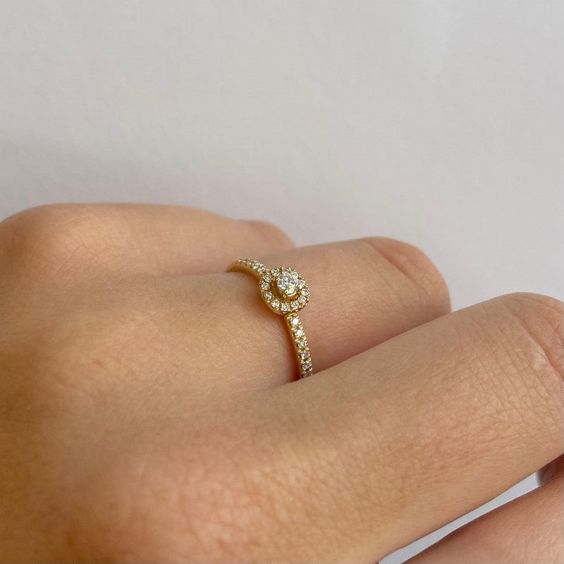 Nuran Sofia diamantring i 14 karat guld med brillanter – liggende på flade
