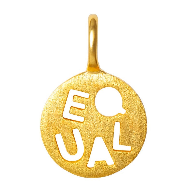 Lulu Copenhagen Equal vedhæng i forgyldt sølv med teksten EQUAL stanset ud i metallet