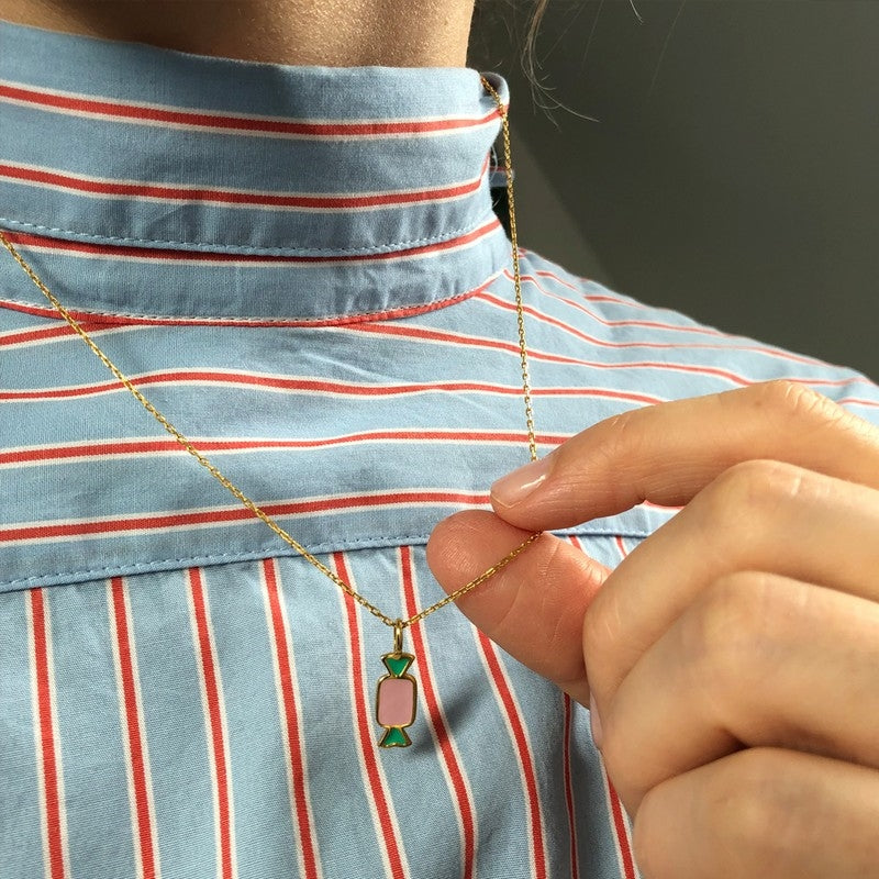 LULU Copenhagen Bonbon vedhæng i sterling sølv med håndlavet pink og grøn emalje – nærbillede af sten