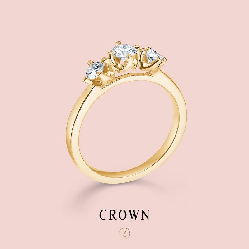 Mads Z Crown Trinity ring i 14 kt. guld med tre diamanter – nærbillede af fatning