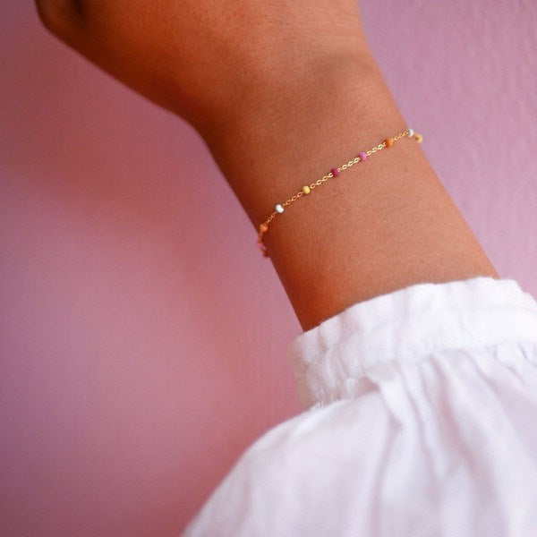 Enamel Lola Rainbow armbånd i forgyldt messing med farverige emaljeperler, set fra siden