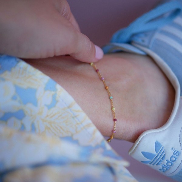 Enamel Lola Rainbow armbånd i forgyldt messing, nærbillede af emaljeperlerne