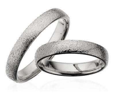 Scrouples vielsesringe i 14 kt. hvidguld med rustik overflade – 4 mm