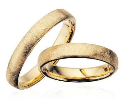 Scrouples vielsesringe i 8-14 karat guld med frostet overflade og 4 mm bredde – med mulighed for brillant