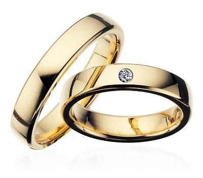 Scrouples vielsesringe i guld – detalje af lås på klassisk glat ring med oval profil