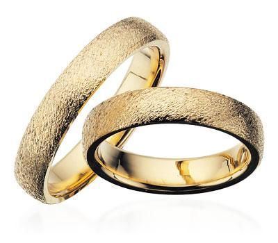 Scrouples vielsesringe i 8 eller 14 karat guld med rustik overflade og valgfri diamant brillant