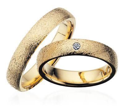 Scrouples vielsesringe i guld med rustik overflade og diamant – nærbillede af sten
