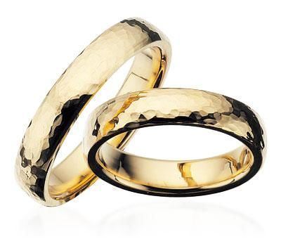 Scrouples vielsesringe i 8 eller 14 karat guld med hamret overflade og valgfri diamant