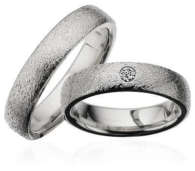 Scrouples vielsesringe i 925 sterlingsølv med rustik overflade og diamant, nærbillede af sten