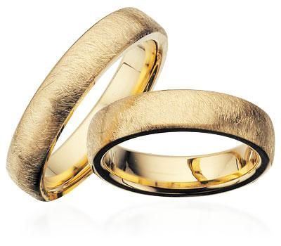 Scrouples vielsesringe i 8 eller 14 karat guld med frostet overflade og oval profil – 5 mm brede med mulighed for diamant
