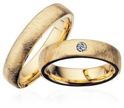 Scrouples vielsesringe i guld med frostet overflade og diamant – set fra oven