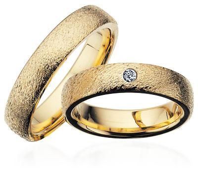 Scrouples vielsesring i guld med rustik overflade og diamant – nærbillede af sten