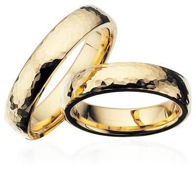 Scrouples vielsesringe i 8-14 kt guld med hamret overflade og valgfri diamant brillant