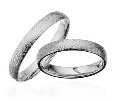 Scrouples vielsesringe i 14 karat hvidguld med rustik overflade og valgfri diamant på 0,03 ct