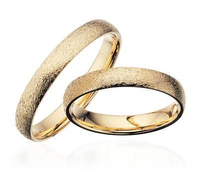 Scrouples vielsesringe i 8 eller 14 karat guld med rustik overflade og buet profil – valgfri brillant til dameringen