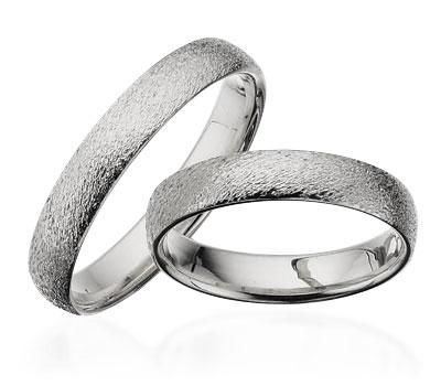 Scrouples vielsesringe i 14 karat hvidguld med rustik overflade og valgfri diamant brillant