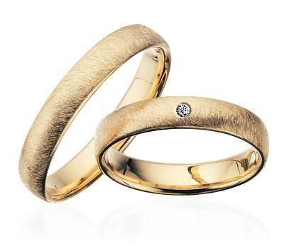 Scrouples vielsesring i guld med frostet overflade og diamant – nærbillede af sten
