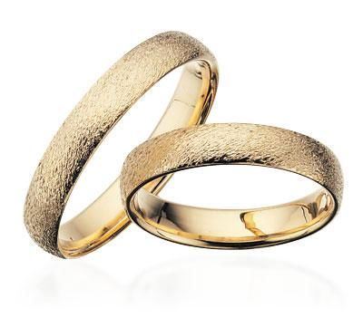 Scrouples vielsesringe i 8 eller 14 kt guld med rustik overflade, buet profil og valgfri diamant