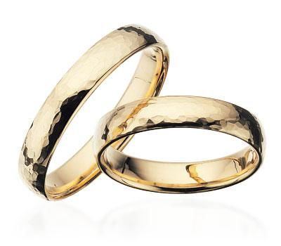 Scrouples vielsesring i hamret guld med 4 mm bredde og mulighed for brillant