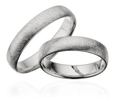 Vielsesringe i 14 kt. hvidguld med frostet overflade – 4,5 mm fra Scrouples