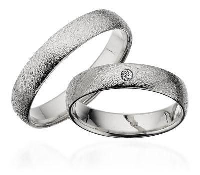 Scrouples vielsesringe i 14 kt. hvidguld med rustik overflade og diamant – set fra siden