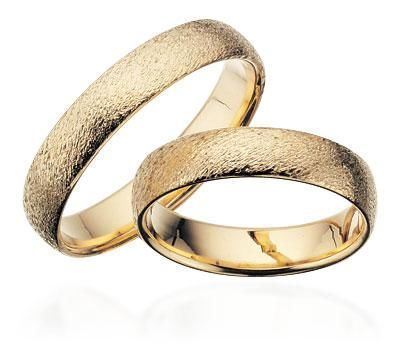 Scrouples vielsesringe i 8 eller 14 karat guld med rustik overflade og valgfri diamant, 4,5 mm bred
