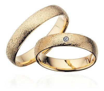 Scrouples vielsesringe i guld med rustik overflade og diamant – nærbillede af sten