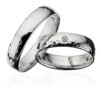 Scrouples vielsesringe i hamret 925 sterlingsølv med diamant – set fra siden