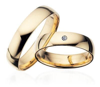 Scrouples vielsesring i guld – nærbillede af sten på glat 5 mm ring