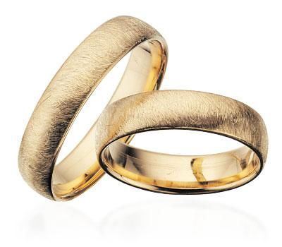 Scrouples vielsesringe i 8-14 kt guld med frostet overflade og diamant – klassiske og moderne