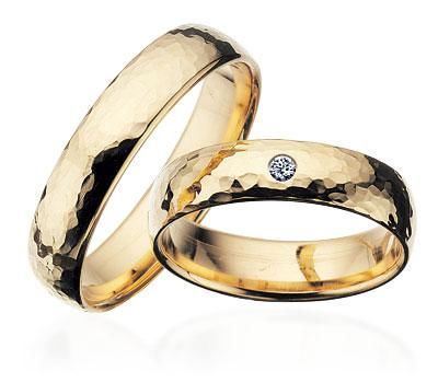 Scrouples vielsesring i guld med hamret overflade – nærbillede af fatning med brillant