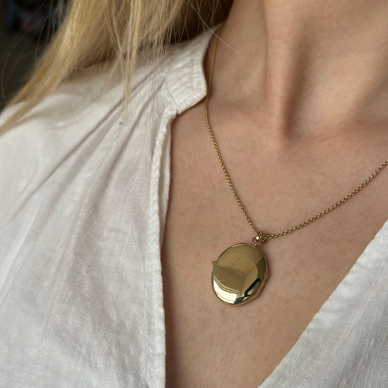 BNH oval medaljon i blankt guld – medium størrelse – set fra siden