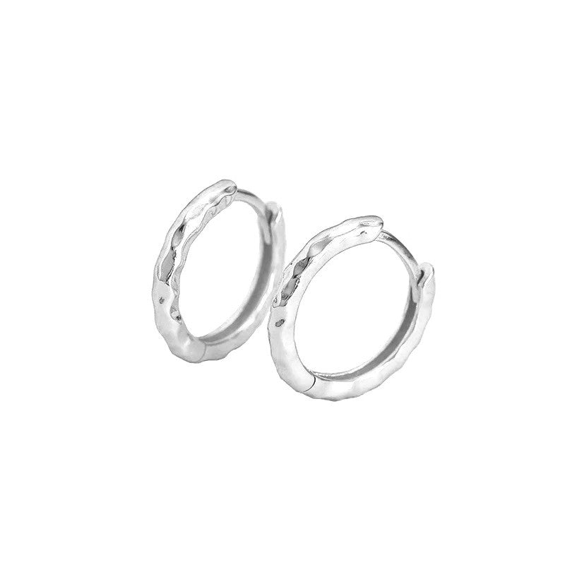 MerlePerle Smilla Small creoler i sterlingsølv med hamret overflade, 12,5 mm