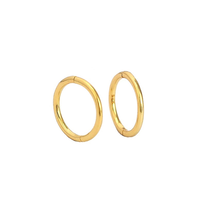 MerlePerle Billie Small creoler i forgyldt sølv med klassisk, minimalistisk design – 10,5 mm diameter