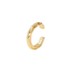 MerlePerle Smilla ear cuff i forgyldt sølv med hamret overflade, 12 mm diameter