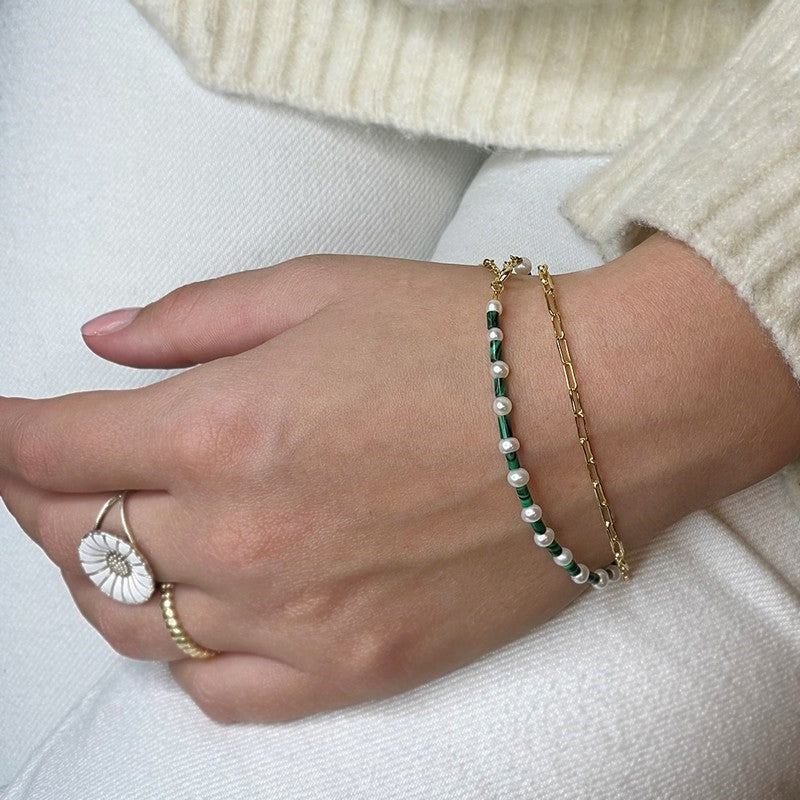 MerlePerle Linea armbånd i forgyldt sølv med lange led, set fra siden