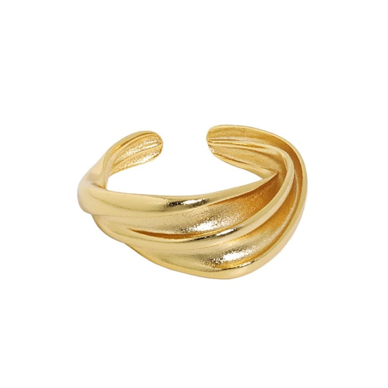 MerlePerle Sheela ring i forgyldt sølv med twistedt, skulpturelt design og 18 karat forgyldning