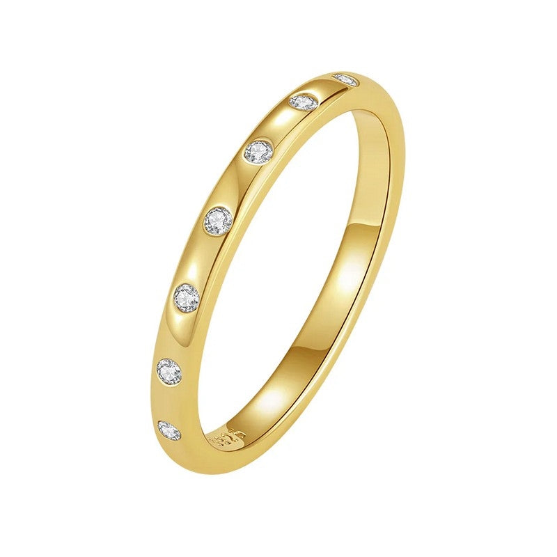 MerlePerle Filippa ring i forgyldt sølv med funklende zirkoniasten langs hele den smalle 2 mm ringskinne