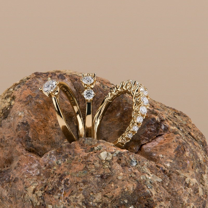 Mads Z Crown Trinity ring i 14 kt. guld med tre diamanter, set fra siden