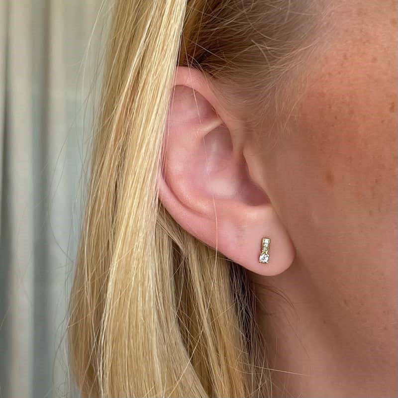 Kleopatra Queen ørestikker i 14 karat guld med diamanter – set fra siden