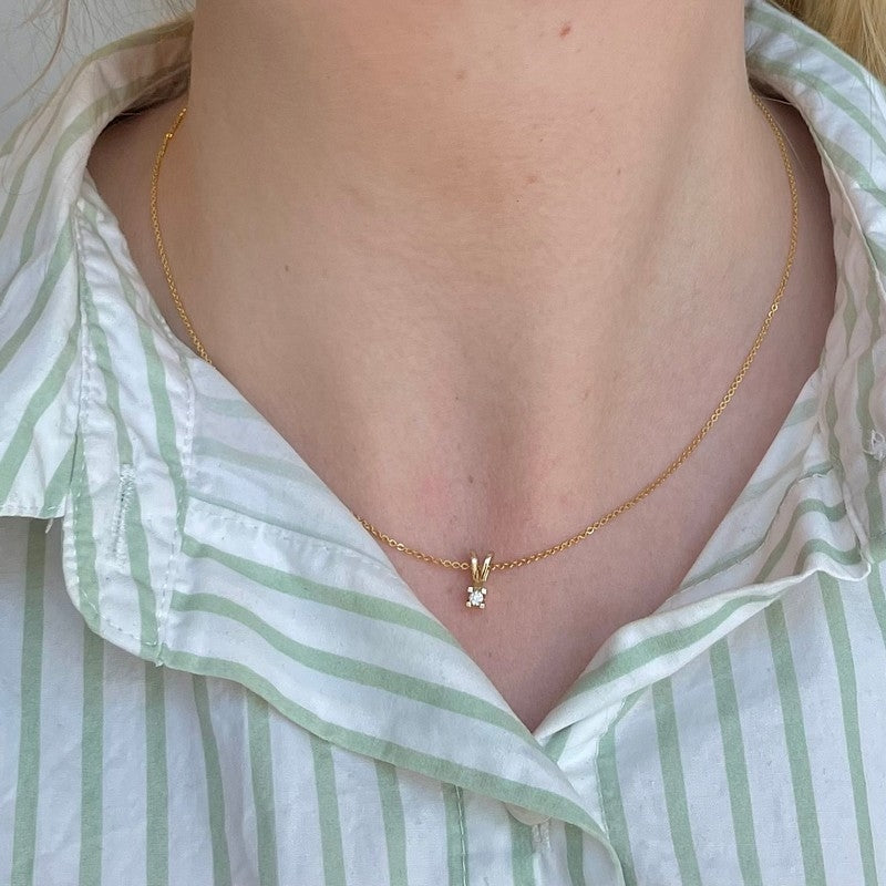 Scrouples Kleopatra vedhæng i 14 kt. guld med brillantslebet diamant – nærbillede af fatning
