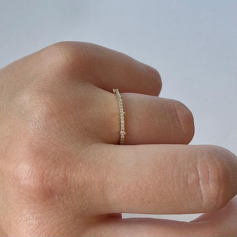 Nuran Noelle ring i 14 karat guld med pavédiamanter – set fra siden