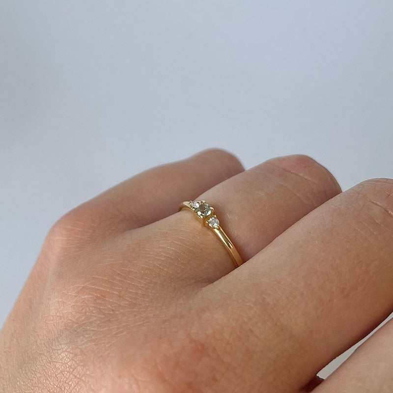 Nuran Petit ring i 14 kt. guld med grøn safir og diamanter – set fra siden