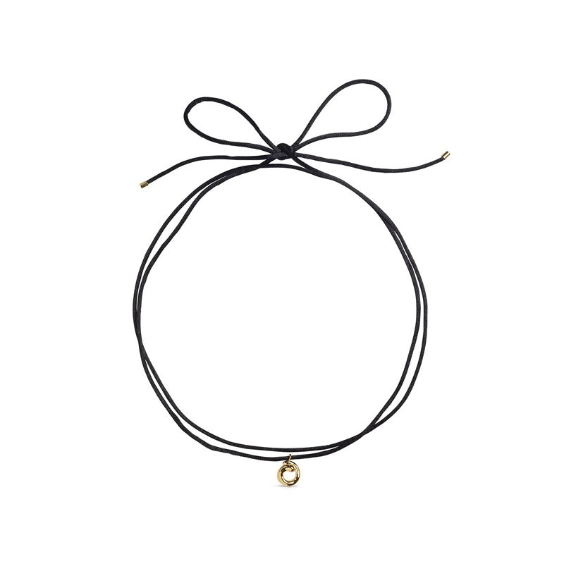 Enamel Copenhagen Sora Tie halskæde i forgyldt sølv med nylon snor – set fra siden