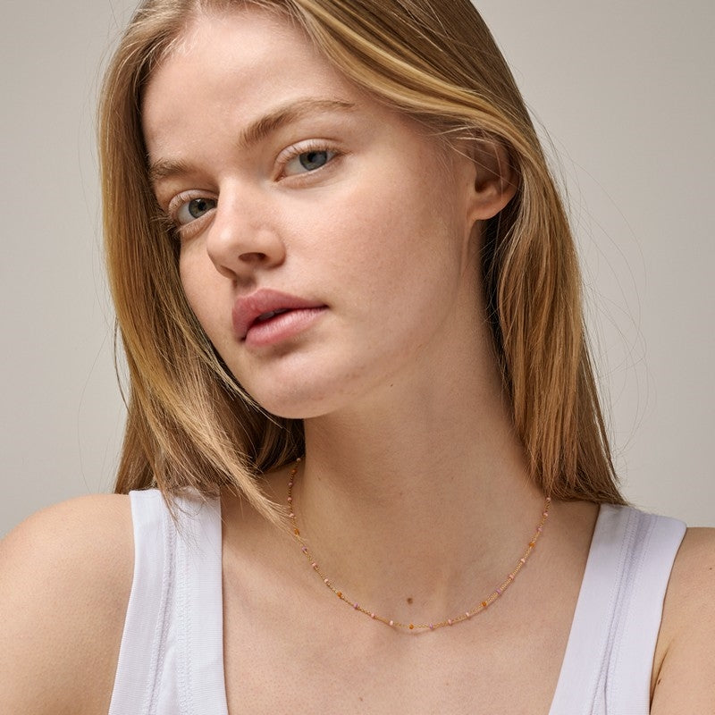 Enamel Lola Blush halskæde i forgyldt messing, set fra siden